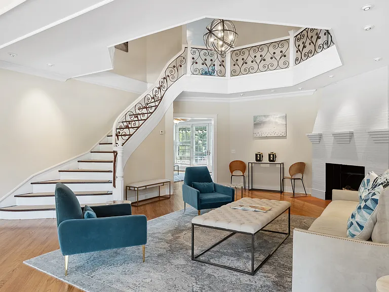 37 Beach Ln — Photo 4