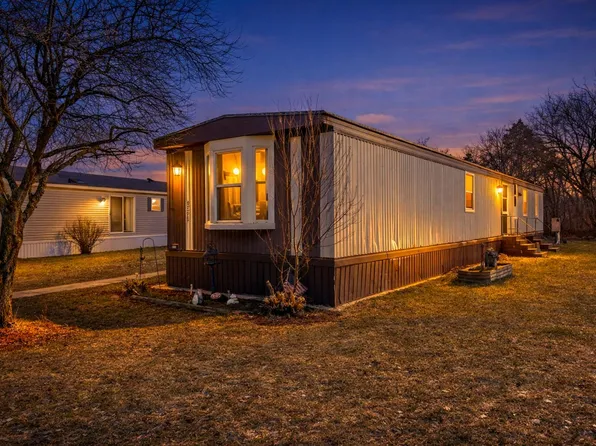 8779 Country View Dr NW, Sparta, MI 49345