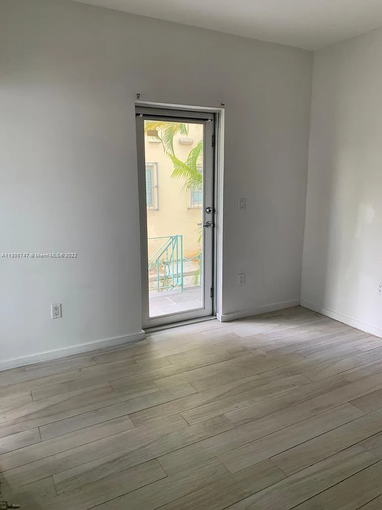 2 bed, 2.0 bath, 715 sqft, $2,700 — Photo 2