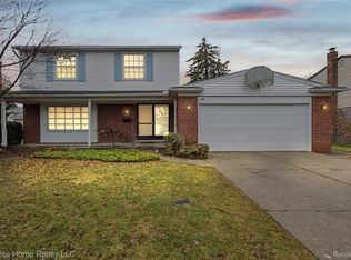 30121 Woodhouse Dr, Warren, MI 48092