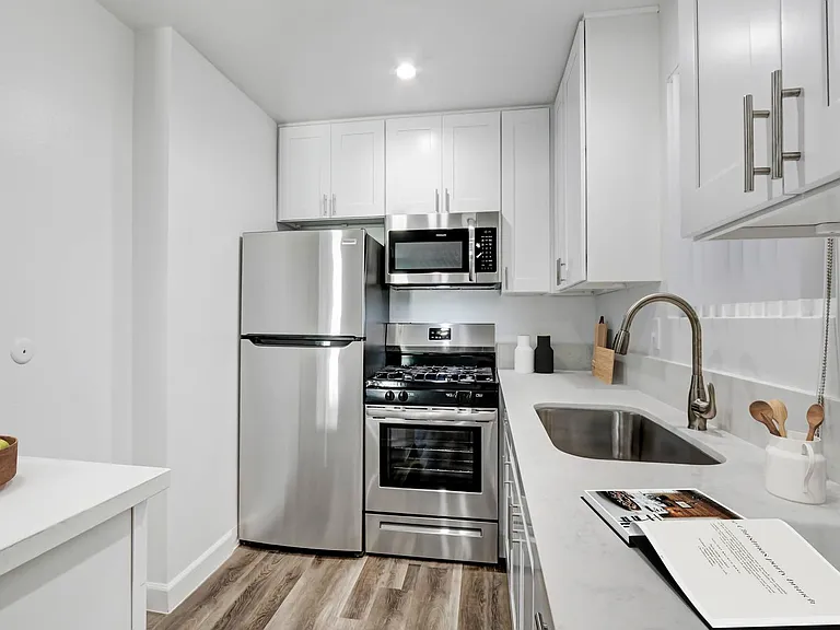 Country Club Apartments — Photo 6