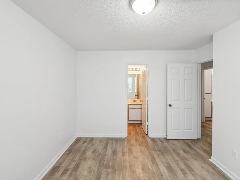 Arlington Apartments — Photo 22