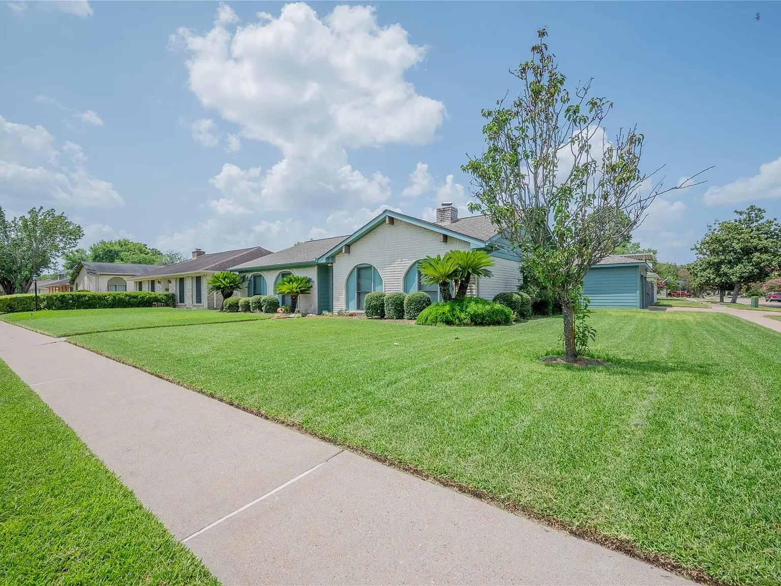 4 bed, 2.0 bath, 1824 sqft, $2,250 — Photo 2