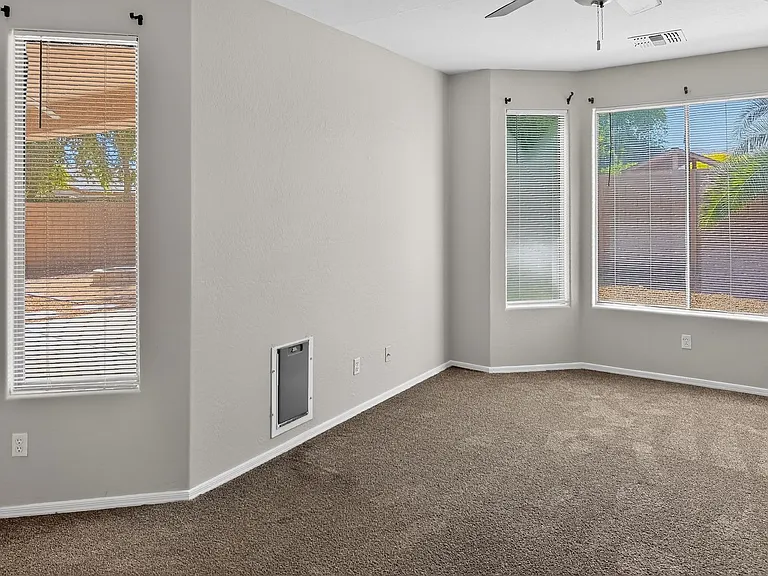 2421 W Ellis St — Photo 29