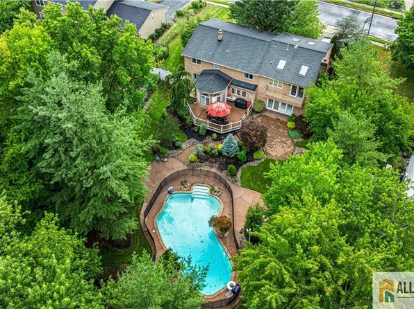 6 Limoli Ct, Edison, NJ 08820