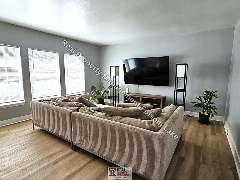 910 Mormon St — Photo 3