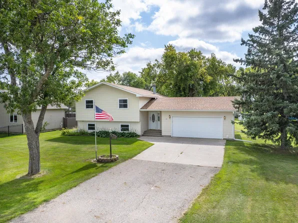 132 5th St N, Casselton, ND 58012