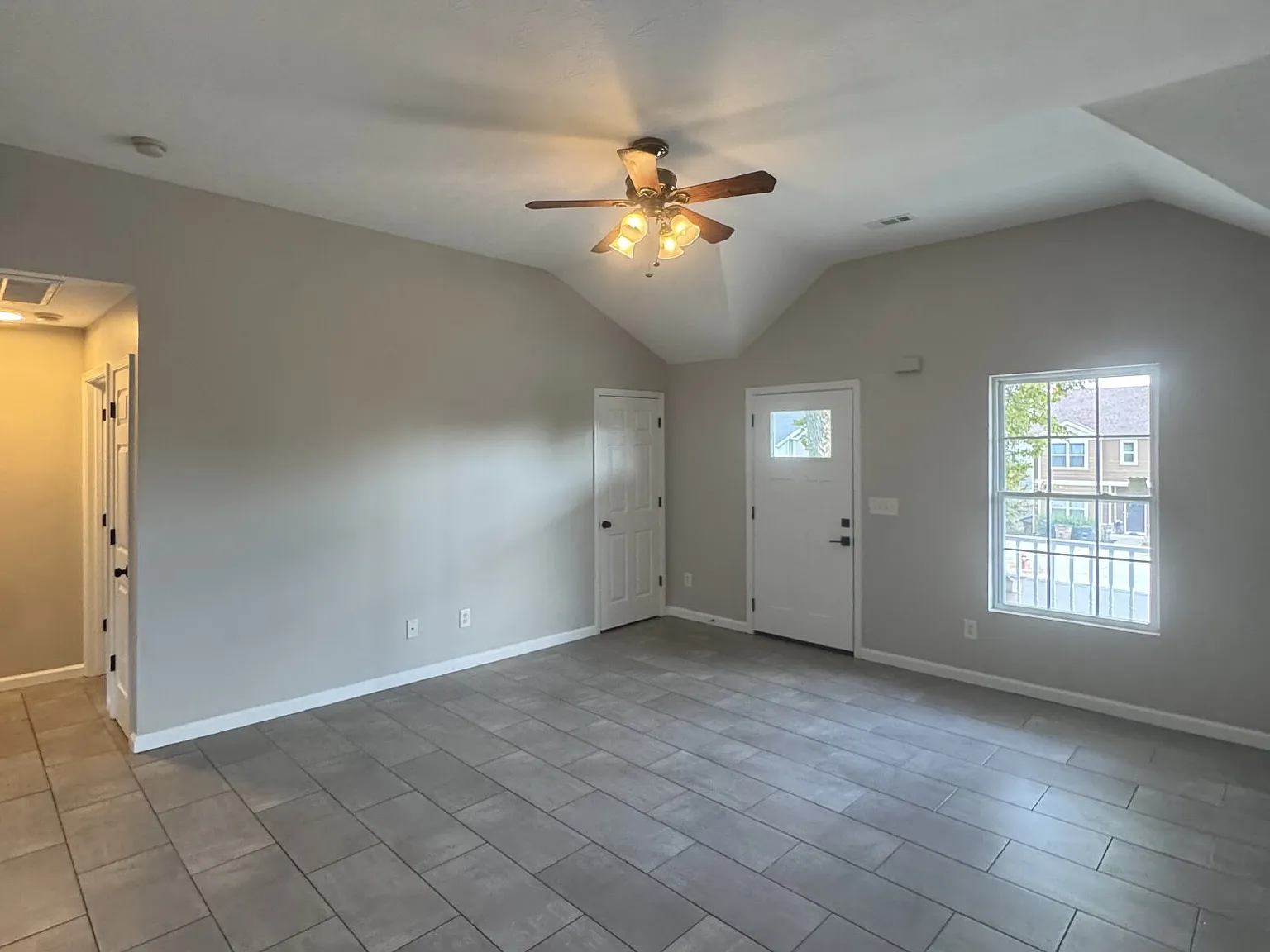 3 bed, 2.0 bath, 1330 sqft, $2,600 — Photo 2