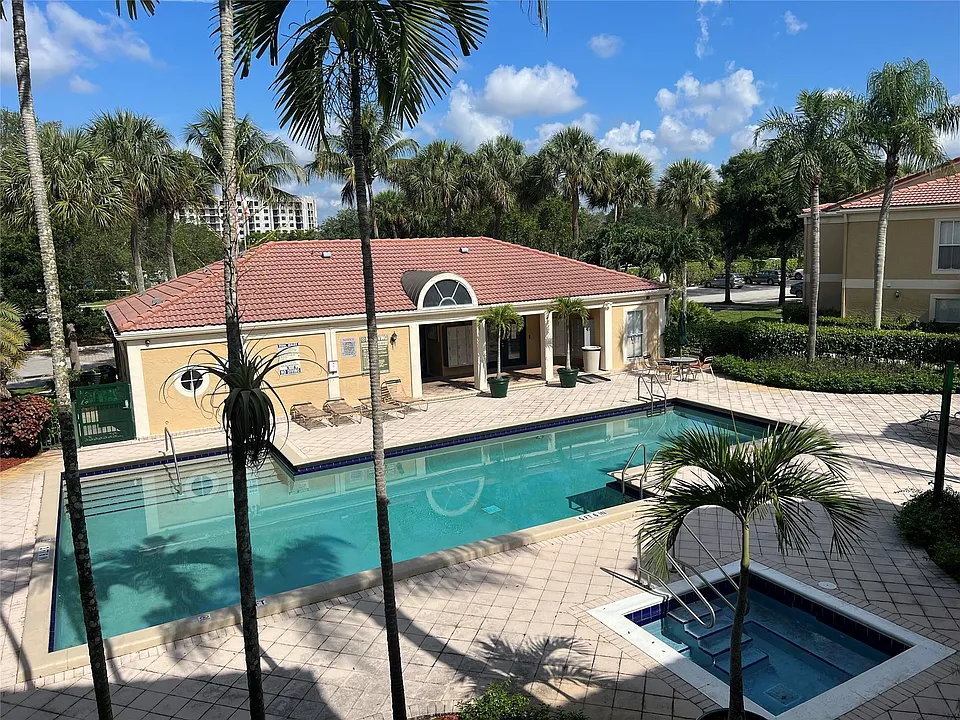 875 Riverside Dr #725