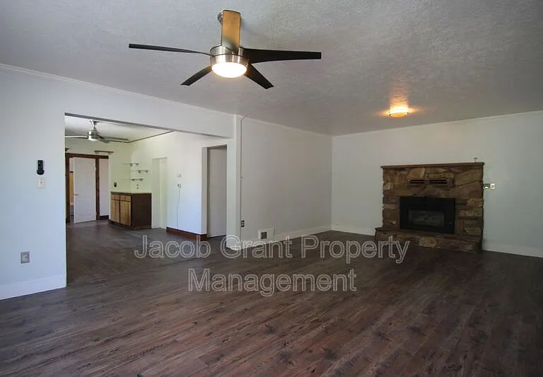 380 Hill St — Photo 2