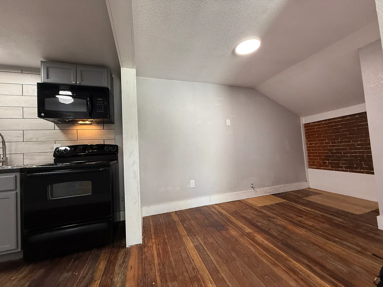 3 bed, 800 sqft, $875 — Photo 3