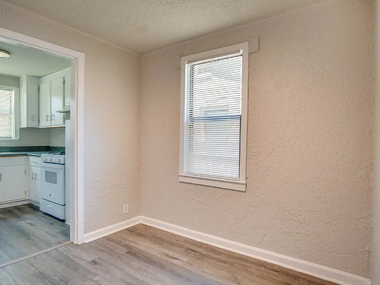 1016 W Maxwell St — Photo 6
