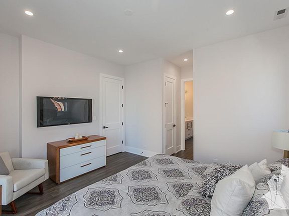 5th image of 2856 W Belmont Ave #Two