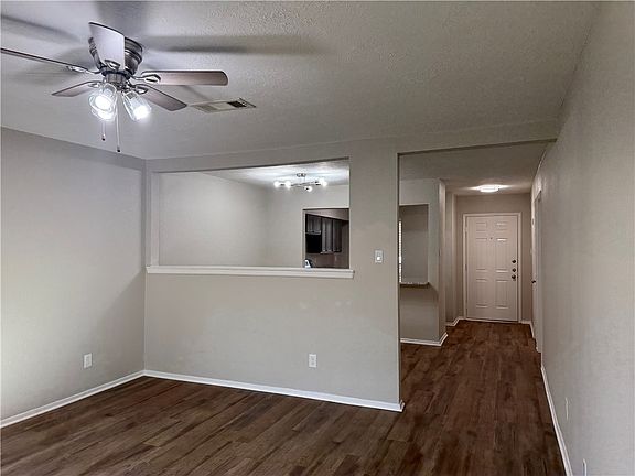 3rd image of 3923 Old Oaks Dr