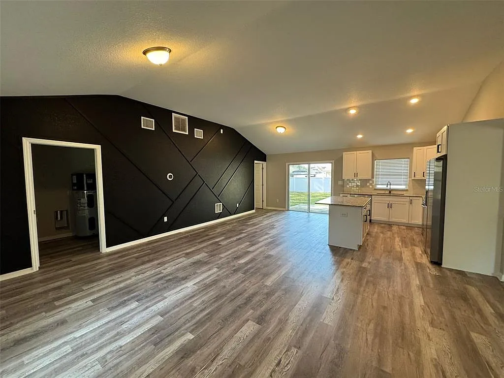 3 bed, 2.0 bath, 1393 sqft, $2,200 — Photo 4