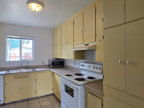 4th image of 102 Laurel St