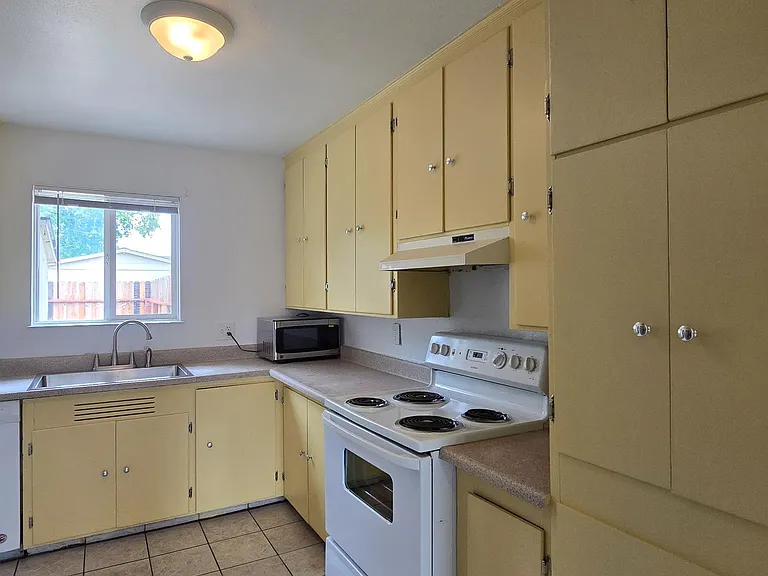 102 Laurel St — Photo 4