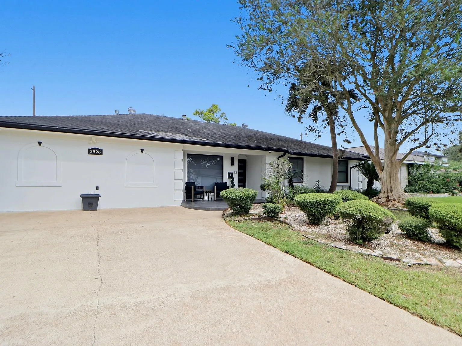 5 bed, 2.0 bath, 2723 sqft, $4,000 — Photo 2