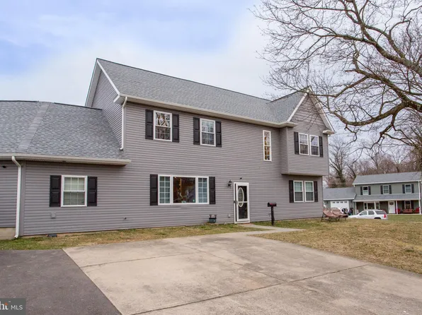 2 Underwood Rd, Levittown, PA 19056