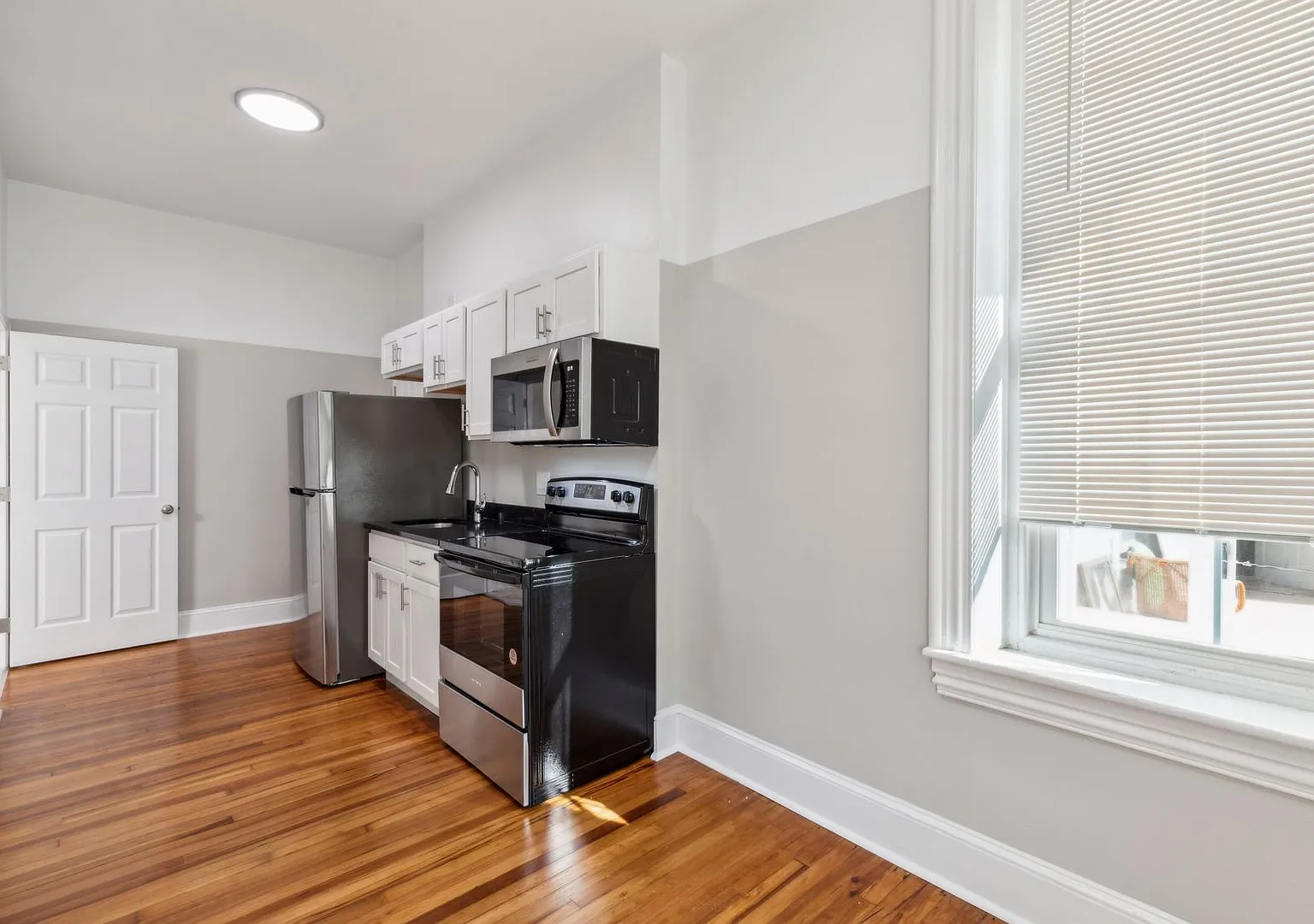 201 E Chestnut St — Photo 3