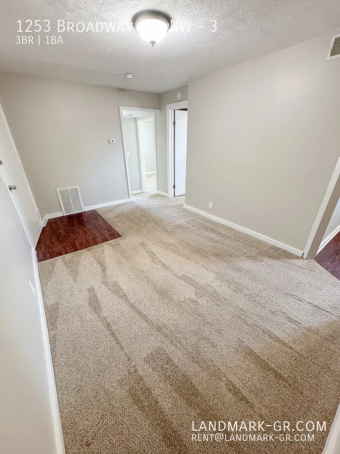 Upgraded 3 Bed / 1 Bath — Photo 4