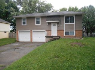 300 Manor Ln, Buckner, MO 64016