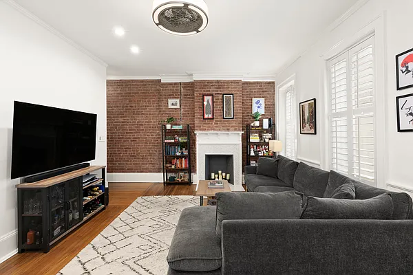 Living room, photo 2