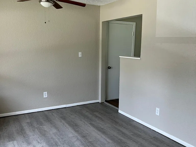 1021 Holly Ln — Photo 12