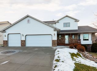 617 Regina Ln, Bismarck, ND 58503