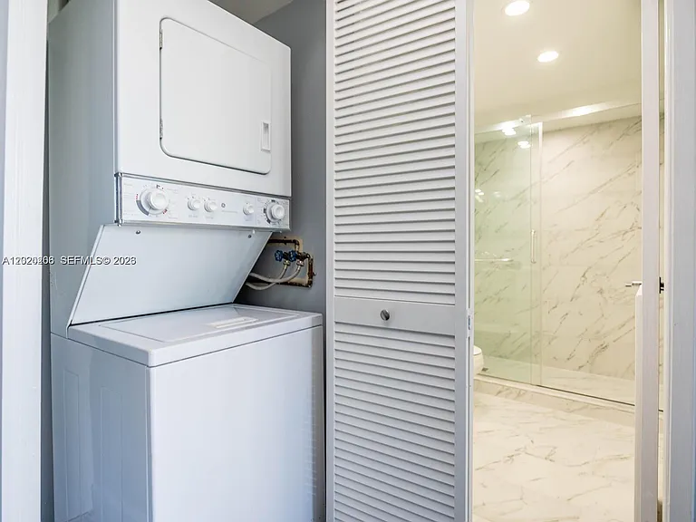 3600 Mystic Pointe Dr #808 — Photo 15
