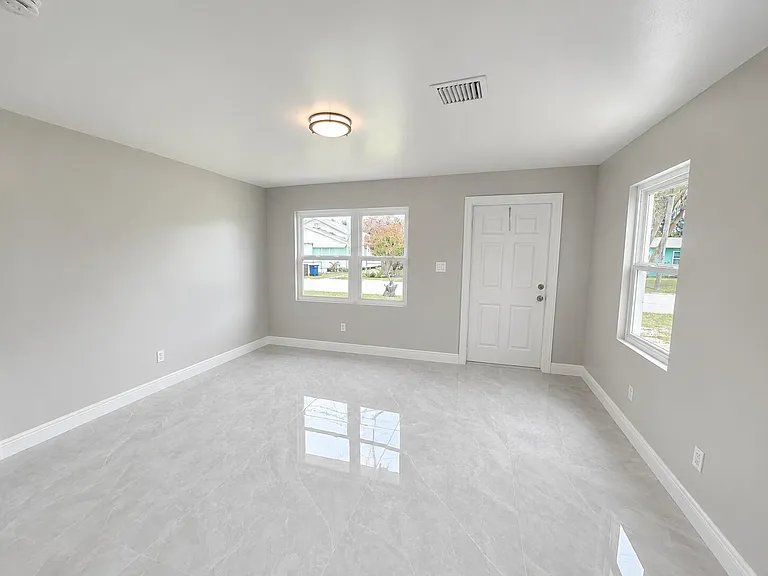 1127 Avenue E #A — Photo 4