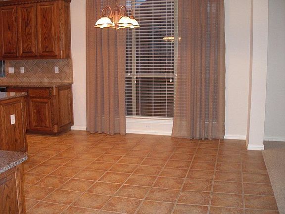5th image of 930 Benbrook Cir