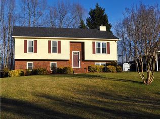 112 Oak Pointe Dr, King, NC 27021