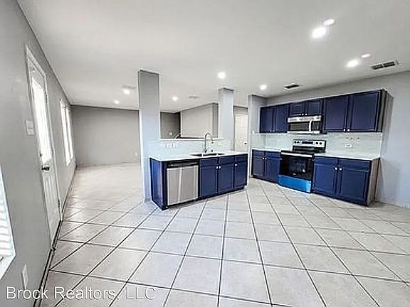 3rd image of 2762 Hacienda Lake Dr