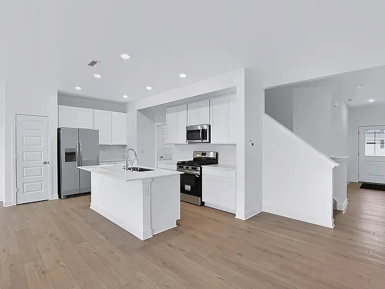 410 Monarch Ln — Photo 3