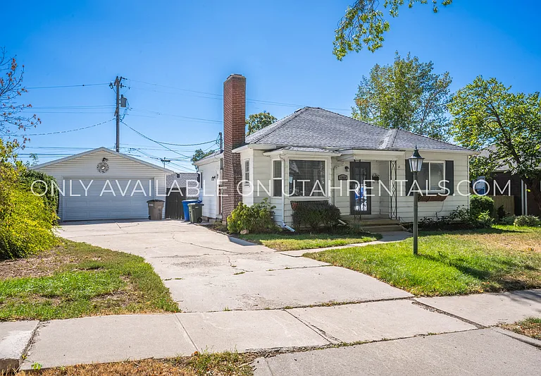 1968 E Blaine Ave — Photo 2