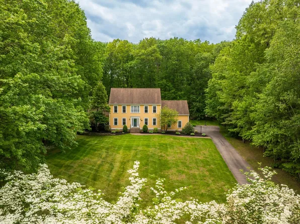 8 Briarwood Drive, Salem, NH 03079