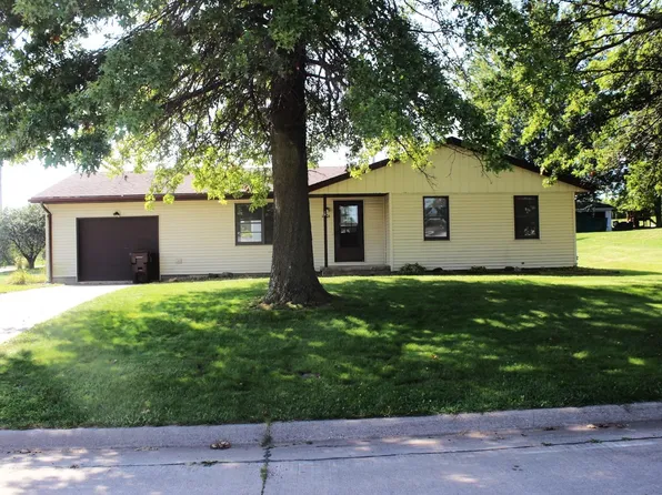 1401 Swagosa Dr, Maquoketa, IA 52060