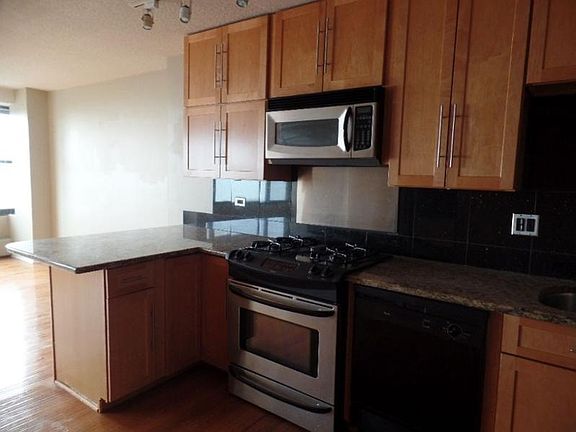 3rd image of 1540 N State Pkwy APT 14C