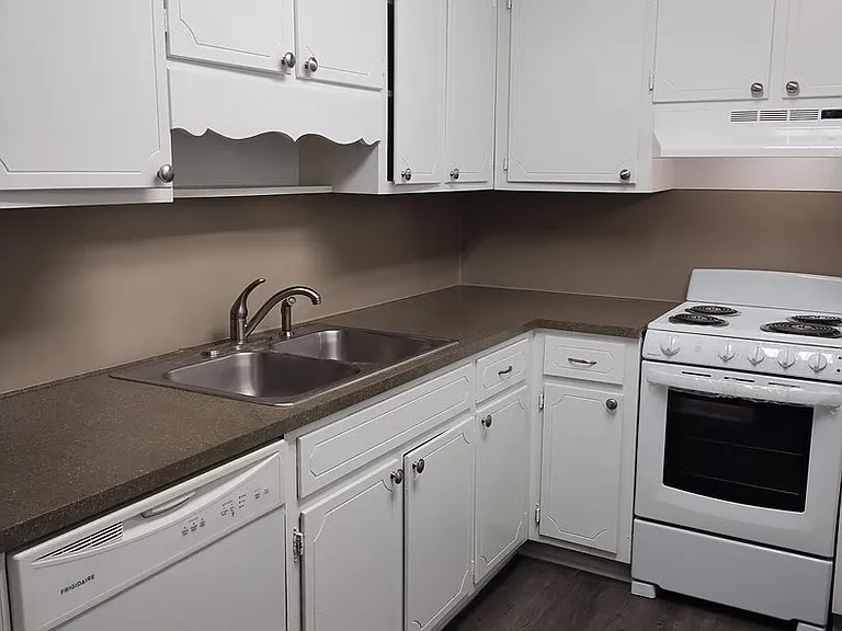 103 Forest Rd — Photo 4