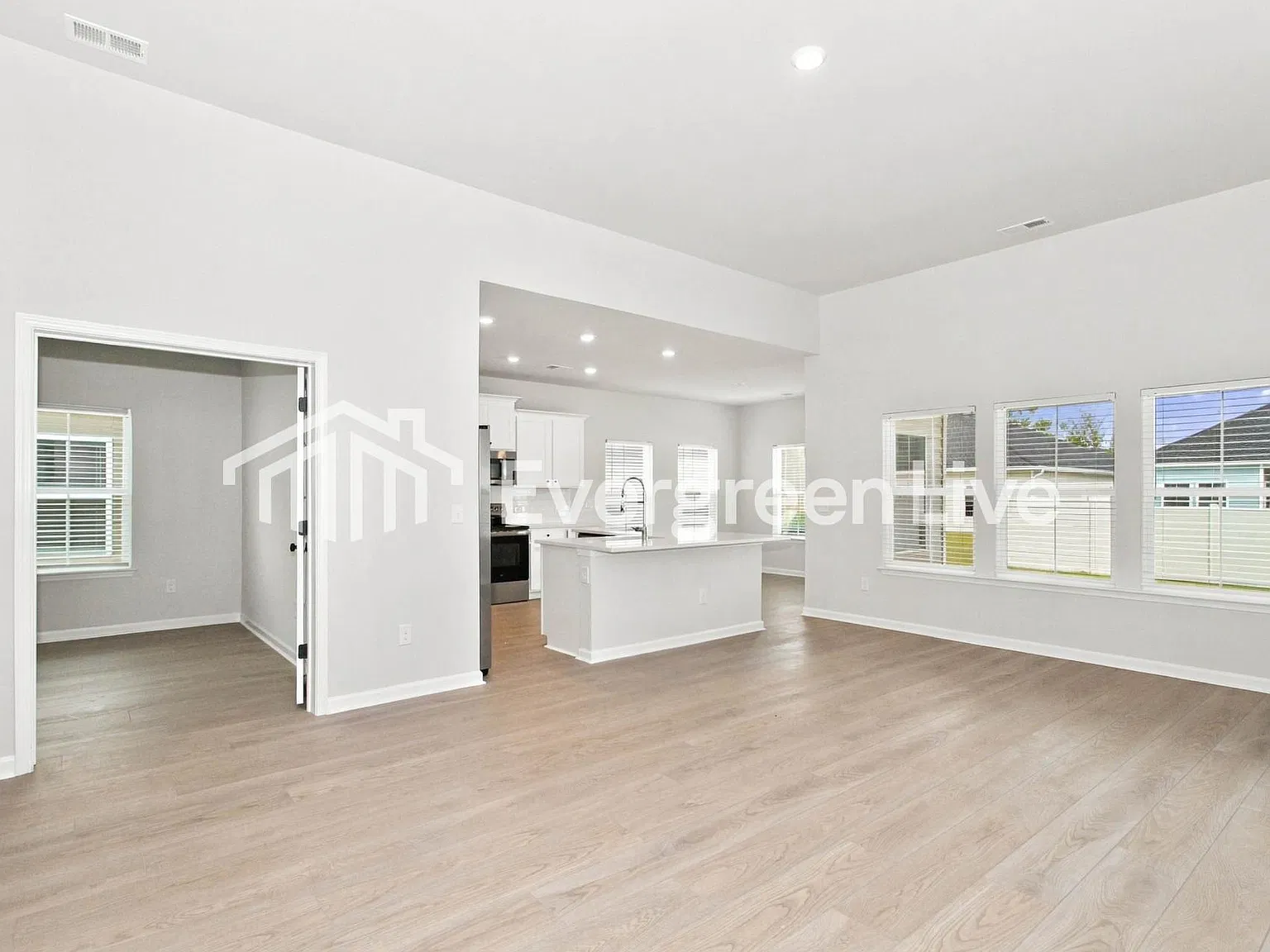 3 bed, 2.0 bath, 1748 sqft, $1,995 — Photo 3