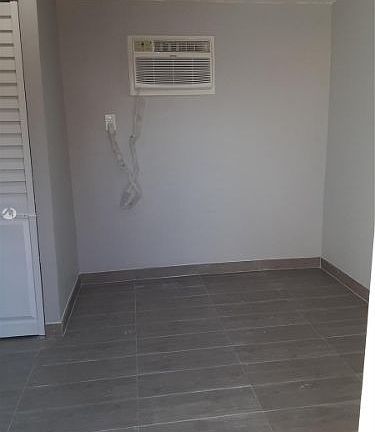 3rd image of 4180 SW 36th St