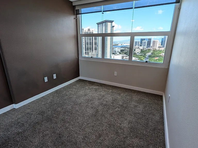 Secondary bedroom.