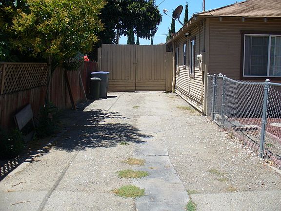 4th image of 39 Scharff Ave