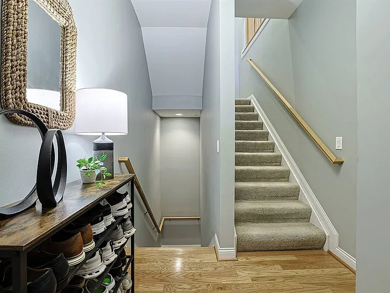 215 Stetson St — Photo 4