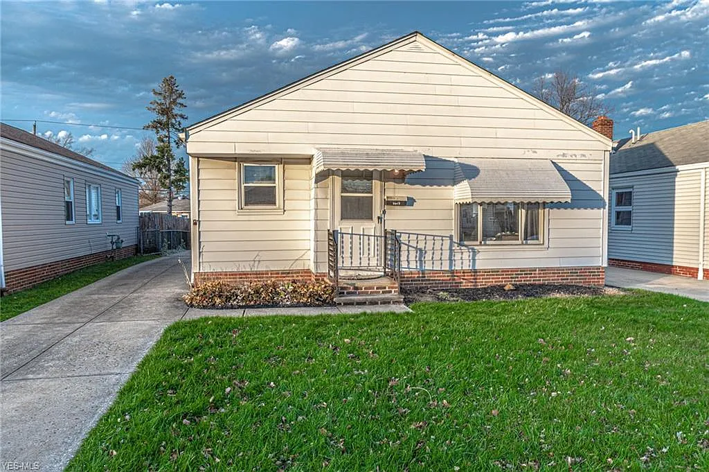 3322 Center Dr photo 1