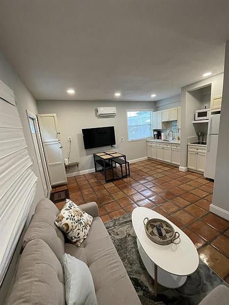 1st image of 619 Selkirk St #1