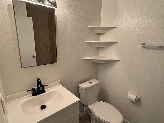 3rd image of 373 Clarges Ln