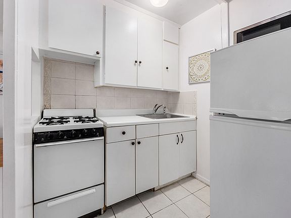 4th image of 155 E 38th St APT 16H