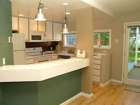 Kitchen with breakfast bar and laminated hardwoods.